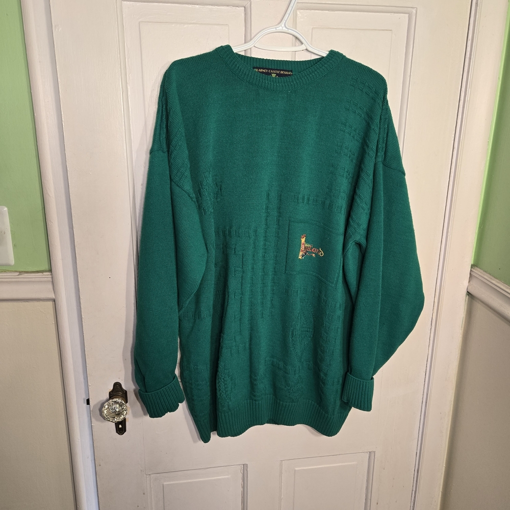 Women’s Emerald Green Crewneck Sweater with Subtle Knit Detail